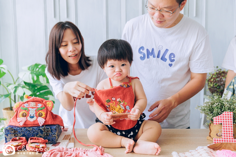 爸媽幫1歲寶寶換穿虎衣